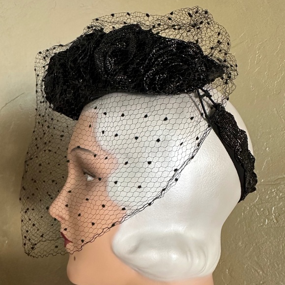 IMPRESSIVE 1930s\' BLACK STRAW TILT HAT WITH DOTTED VEIL + STRAP